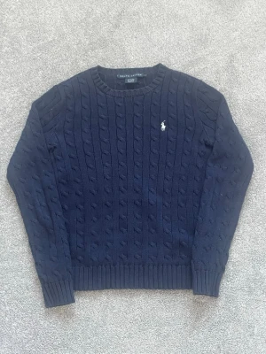 Mörkblå kabelstickad tröja Polo Ralph Lauren -  Navy blue Ralph Lauren cable knit sweater in excellent condition.  ⭐️ Condition: 9/10 🎲 Size: S 🎨 Color: Navy Blue 📦 Fast and careful shipping.