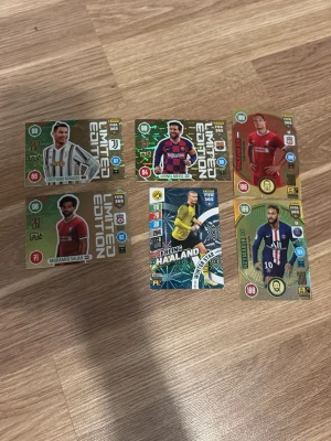 Samling fotbollskort Limited Edition - Säljer en samling fotbollskort Limited Edition med kända spelare som Cristiano Ronaldo, Lionel Messi, Mohamed Salah, Erling Haaland och fler. Korten har färgstarka designer och detaljerade stats, perfekta för samlare eller fans av fotboll.