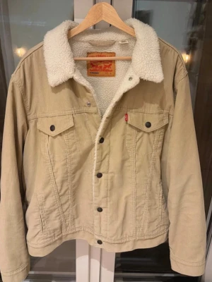 Manchesterjacka från Levi's - Säljer en snygg fodrad jacka i manchester från Levi’s. I väldigt bra skicka, inga spår av användning. Säljer då den tyvärr var för stor. Original pris 1599kr, säljer för 499kr vid snabb affär.