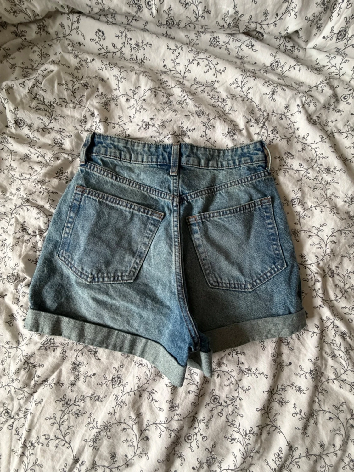 Högmidjade jeansshorts - 1
