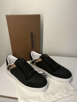 Burberry skor  - Storlek 44 helt nya. Kommer med box och dustbag. Snabba affärer prioriteras! Fler storlekar i profilen.