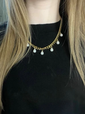 Guldfärgat halsband med pärlhängen - Snyggt halsband i guldfärgad metall med kedja och sju droppformade vita pärlhängen. Kedjan har en klassisk länkdesign och stängs med karbinlås. Perfekt för att ge din outfit en trendig och elegant touch.rostfritt och handgjort 