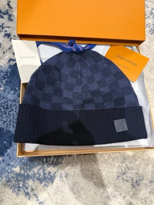 Mörkblå mössa - Säljer denna riktigt snygga och sällsynta mössan. Allt på bilderna tillkommer. Inget kvitto finns! Pris kan diskuteras vid snabb affär!