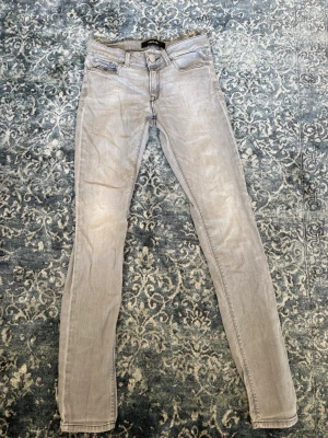 Replay jeans - Tjena säljer dessa riktigt snygga Replay jeansen. Jeansen är nästan aldrig använd, så det har inga defekter. Det är bara skriva om ni har några fundering 😁👍👍