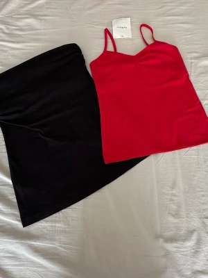 Klädpaket - Klädpaket: en sport-topp från InWear, helt ny med etiketten kvar, med inbyggd bh. Nypris cirka 250 kronor. En svart tubtopp, använd bara en eller två gånger.