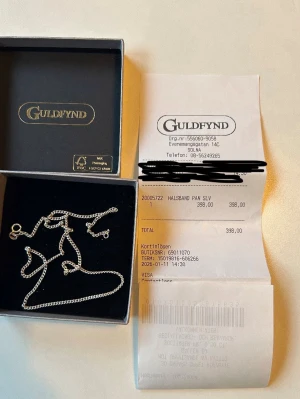 Silverhalsband från Guldfynd 45 cm - Säljer ett stilrent halsband i silver från Guldfynd. Kedjan har en klassisk pansarlänk och smidig karbinhake. Perfekt för dig som gillar enkla och tidlösa smycken. Levereras i originalask. 45 cm