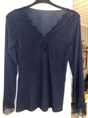 Mörkblå topp med spets från Intimissimi - Helt ny, bara använd någon enstaka gång men väljer att sälja då den bara hängt i min garderob och ja har lite svårt för materialet. Skriv för annan info💕