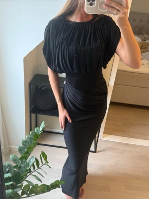 Svart långklänning - Elegant svart långklänning. Sitter så snyggt och är väldigt fin på.