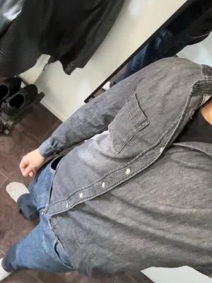 Jeansskjorta  - Använd cirka 5 gånger och i mycket fint skick