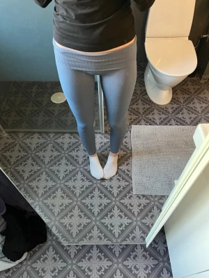 Blå seamless träningstights -  ljusblå seamless träningstights med bred ribbad midja. De är stretchiga och sitter tight, perfekta för träning eller chill. Materialet är mjukt och följsamt, vilket gör dem riktigt bekväma att bära.