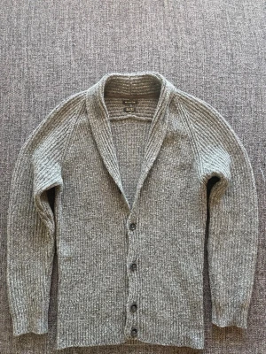 Massimo dutti kofta ~ stickat matrial  - Säljer en eftertraktad kofta ifrån Massimo dutti. Matrial ”wool cashmere” | storlek M | skick 9/10  sällsynt modell svår att hitta, kan även gå ner lite i pris vid snabb affär.