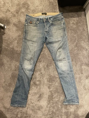 Schyssta slim jackjones jeans - Säljer ett par snygga jackjones jeans som inte finns kvar. De är använda men i gott skick. Har en egengjord lagning på knät som kan skickas närmare bild på. 