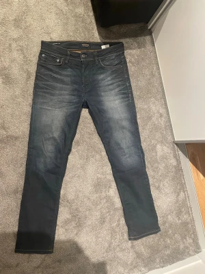 Mörkblå jackjones slimjeans - Säljer ett par Schyssta jackjones jeans passform slim. Använda men i fint skick 