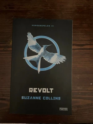 Hungerspelen - Revolt - Tredje boken i Hunger Games trilogin av Suzanne Collins på svenska  Väldigt bra skick