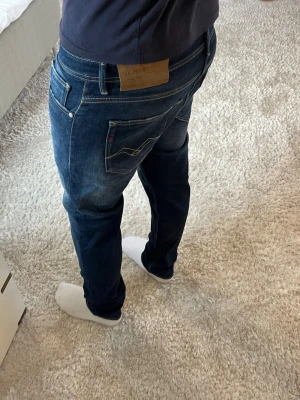 Replay Jeans - Replay Willbi Jeans | skick 9/10 | Storlek 32/30 | Pris - 549kr | Modellen är ca 178cm lång | Hör av dig vid minsta fråga eller fundering!!