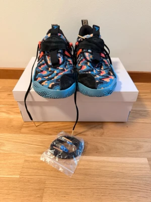 Basketskor - Adidas Trea Young 1 - Säljer ett para Adidas Trea Young 1 basketskor! Kommer i storlek 46 och 2/3 och en härlig färg! Har använt dessa ett tag, och skicket på dessa är inte så jättebra tyvärr:( Men greppet är fortfarande väldigt bra, och ett par extra skosnören och låda tillkommer:)! Köpte dessa för 1399kr, säljer för 150kr! Skriv vid funderingar:)!