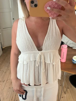 Vit omlottopp med volang och knyt - Jättesöt topp. Perfekt nu till sommaren🩷