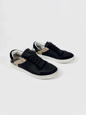 Burberry checked skor - | Säljer ett par Burberry sneakers i riktigt bra använt skick | Storlek: 43 | Enbart skorna ingår | Hör av dig vid frågor eller funderingar 