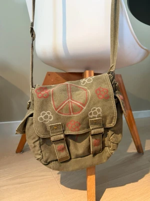 Skulderveske VINTAGE RETRO - Retro veske søker nytt hjem! Kjempe fin og perfekt til noen som liker denne stilen 💐Kan leveres eller hentes i Frogner! 