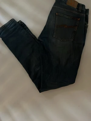 Mörkblå slitna skinny jeans - Säljer ett par mörkblå skinny jeans med slitningar på ena benet. Storleken är 33:34. Köpta för 999kr och säljer för 349kr