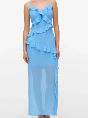 Ljusblå Klänning  - Säljer en ljusblå långklänning med tunna axelband och volangdetaljer💗Köpt förra sommaren men endast provad. Sedan dess bara hängt i garderoben 💗Stolek S, Skriv till mig innan köp!!                             Nypris 799!!