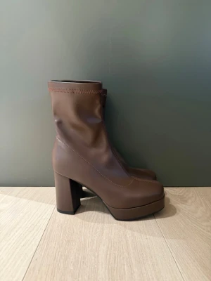Hæler Boots ZARA - Brukt 1 gang! Fra ZARA Null bruksmerker! Veldig komfortable og stabile😍  Kan leveres eller hentes i Frogner