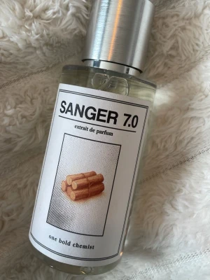 Sanger 7.0 Extrait de Parfum - Säljer en Sanger 7.0 extrait de parfum från one bold chemist. Endast testad 1 gång. Denna doft fängslar med den rika och krämiga texturen av sandelträ, kompletterad av den lyxiga djupheten av läder och papyrus. Den utvecklas sedan till en harmonisk blandning av Virginia-ceder, delikat viol och kryddig kardemumma, och avslutas med en mjuk touch av iris och varm amber—en komplex och fascinerande komposition för finsmakare av sofistikerade, träiga dofter.
