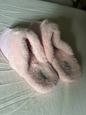 Rosa fluffiga tofflor från Anna Field - Supermjuka och fluffiga tofflor i ljusrosa från Anna Field. Tofflorna har öppen häl och är täckta med fuskpäls både inuti och utanpå för extra mysfaktor. Knappt använda