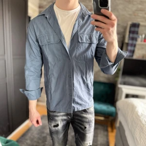 Overshirt - Mycket bra skick, lite skrynklig bara! Passar dig som är mellan 175-185cm ungefär. Modellen är 185 cm, 75kg. Passar bra nu till våren! Skriv för mer information!🤝