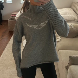 Zadig polo tröja - Zadig polo tröja i super fint skick. Nypris strax över 2000kr. I storlek 176 men är som en dam S. För referens är jag 172 cm lång.