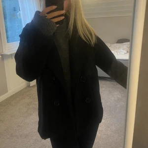 Svart kappa - Säljer min svarta kappa från Design By Si, jättebra sick🙏🏼 