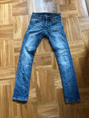 Blå slimfit jeans från Nudie Jeans - Säljer ett par blå jeans från Nudie Jeans som är slimfit. Jag säljer dessa jeans för 299kr! om du har några funderingar så är det bara att skriva.