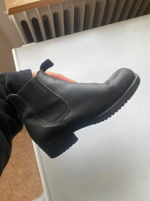Svarta Johnny Bulls 39 - Säljer ett par svarta boots från Johnny Bulls i strl 39🖤 Skorna är i använt skick och har några defekter som visas på bild 5 och 6. Perfekta till t ex jeans eller kostymbyxor! Regelbundet smorda med läderbalsam. 