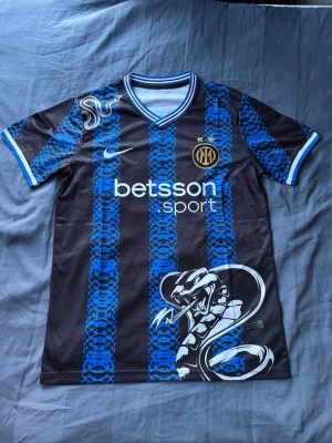 Inter The Serpent tröja  - Säljer denna feta ”The serpent” tröja med Thuram på ryggen. Helt ny, 379kr