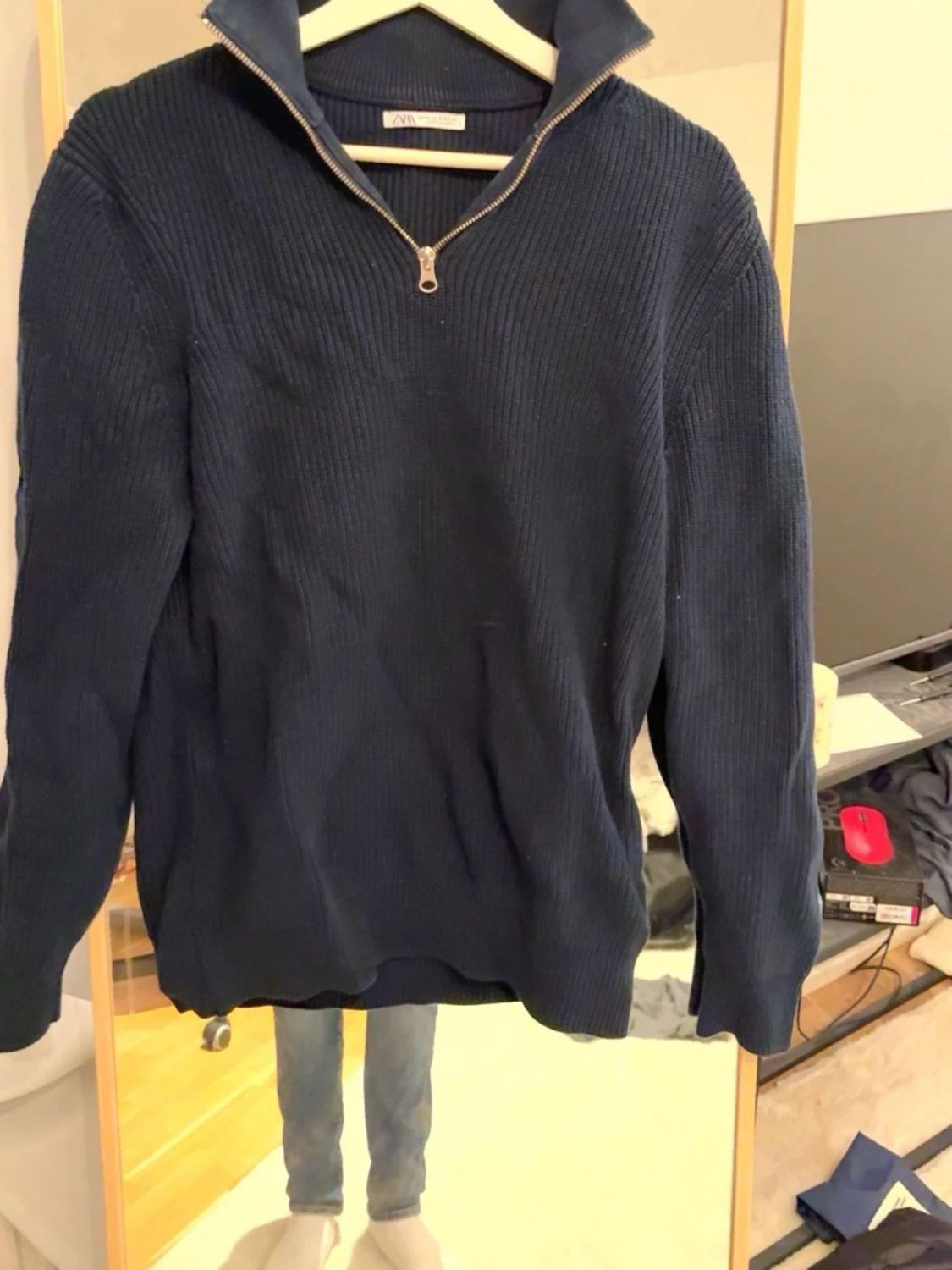 Mörkblå stickad tröja med halvzip