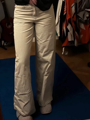 Vida ljusa jeans med hög midja - Ett par ljusblåa jeans med hög midja & raka ben🌸De är helt nya från H&M i storlek 36. Säljer pga att de inte passade mig🤗