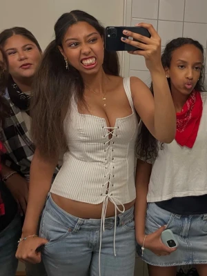 Zara Korsett - Jätte fin pouplär randigt korsett från Zara. Helt slutsåld råkade beställa två styckna därför jag redan sålt en men den va högefter frågad så säljer min egna då den inte används så jätte ofta(andra bilden är lånad)💕