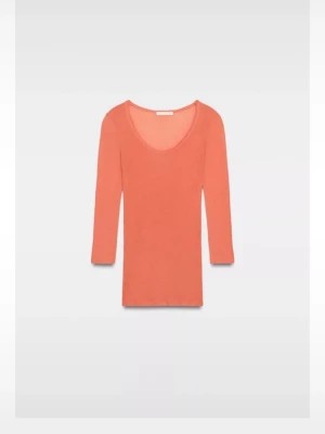 Korallfärgad trekvartsärmad  topp - En enkel och stilren korallfärgad topp med rundad halsringning och trekvarts ärmar. Perfekt att matcha med jeans eller kjol för en avslappnad look. Tunn och mjuk i materialet. Prislapp kvar!