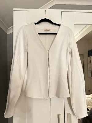 Nelly tröja - Säljer min Nelly ”waist focus cardigan” då den ej kommer till användning. Storlek xxs, endast använd fåtal gånger, inga defekter🥰