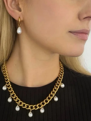 Guldpläterat halsband 9mm bred med pärlor - Elegant halsband i guldig ton med vackra droppformade pärlor. Matchande örhängen finns att köpa i en egen annons. Finns även i silverfärgad variant.  Material: 18K guldplätering på rostfritt stål Bredd: 9 mm Längd: Justerbar 38–43 cm Övrigt: Nickeltestad och handgjort Märke: Diavansa 