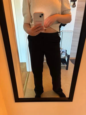 Svarta kostymbyxor  - Det här kostymbyxan har en låg midja med en stängning med dragkedja, hake och knapp. Den har 2 framfickor och 2 låtsasfickor på baksidan. Det här kostymbyxan har lätt avsmalnande ben. Innersömslängd i storlek 36: 80 cm. Köpta från NAKD, använt men bra skick, ska såklart ta bort katthåret på dom innan dom skickas!  Säljer då de tyvärr blivit lite stora. Köpta för 499kr.