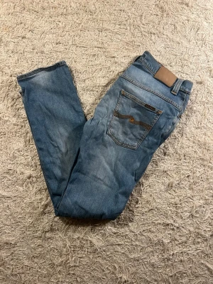 Blå jeans från Nudie Jeans, stl 32/32 - Säljer ett par blå jeans från Nudie Jeans i modellen Thin Finn och färgen original summer sky. Skriv vid frågor, bra skick!