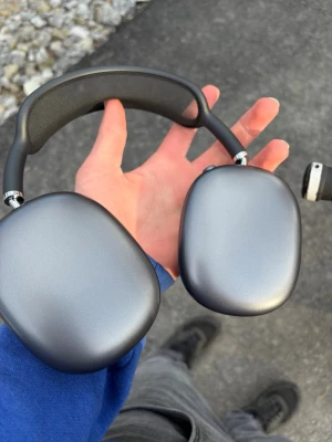 Over head hörlurar - Snygga hörlurar i rymdgrå färg. Over-ear design med mjuka öronkuddar i mesh och aluminiumkåpor. Bågen är vadderad och har ett stilrent utseende. Perfekta för musik, gaming eller film med grym ljudkvalitet och modern look. 🅾️PRIS KAN DISKUTERAS🅾️🅾️🅾️
