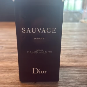 Dior Sauvage Eau Forte 100ml - Sauvage Eau Forte från Dior är en innovativ parfym utan alkohol, framtagen för en fräsch och kraftfull känsla. Volym: 100 ml. Perfekt för dig som vill sticka ut med en modern och exklusiv doft.Aldrig använd pga av köpte fel version.