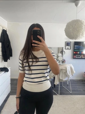 Randig tröja  - Säljer denna sköna tröja från Zara då den inte kommer till användning. Använd en gång.