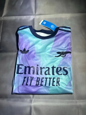 Arsenal fotboll yersey - Säljer nu en stilren arsenal jersey, perfekt inför sommaren