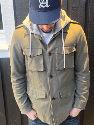 Olivgrön overshirt  - Tjena, jag säljer nu denna snygga gröna overshirt i storlek S. Skick 7.5/10. Perfekt nu inför vår/sommar. Hör gärna av dig vid frågor och funderingar