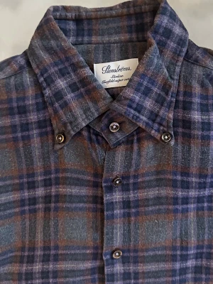 Stenströms Slimline flanellskjorta – rutig, strl 40 / M - Stilren rutig flanellskjorta från Stenströms i Slimline-passform (slimmad). Mjuk borstad bomull.  Klassisk button-down krage och tidlöst rutmönster i mörkblå/bruna toner.  • Storlek 40 / M • Slim fit • Rutig (mörkblå/brun) • Button-down krage • Mycket fint skick  Material: Borstad bomullsflanell  Nypris ca 1 995 kr  En riktigt snygg och användbar skjorta som funkar till allt.   