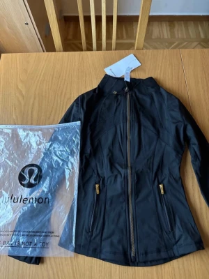 Svart define jacket  - Ny med prislapp, define lululemon jacket. 