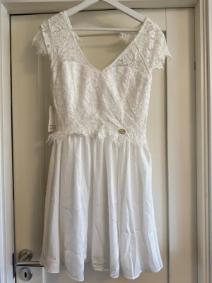Vit spetsklänning  - Super fin vit klänning, perfekt för studenten! Aldrig använd då den inte passade mig tyvärr. 